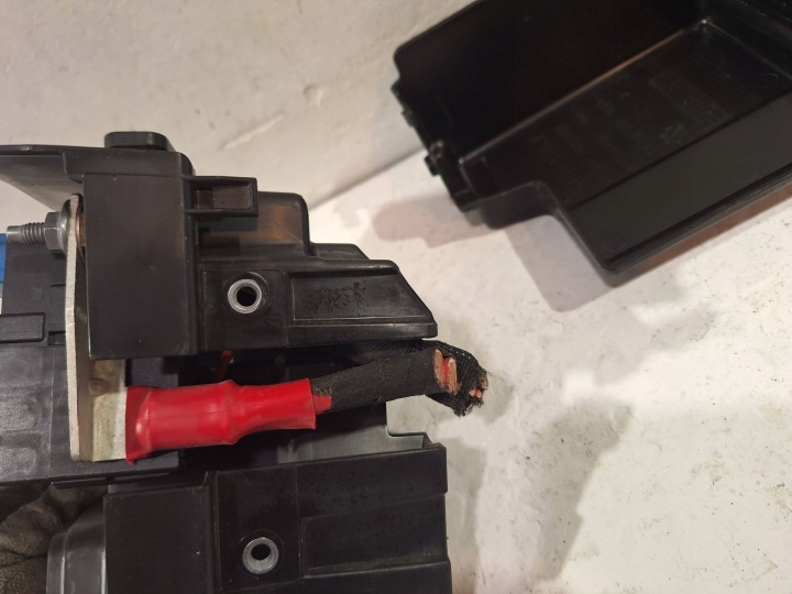 CHÂSSIS BOÎTE FUSIBLES 252361535R RENAULT CAPTUR II CLIO V 19-
