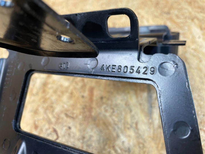 FIXATION POIGNÉE SUPPORT POMPES À EAU CLIMATISATION AUDI Q8 E-TRON 4KE805851A