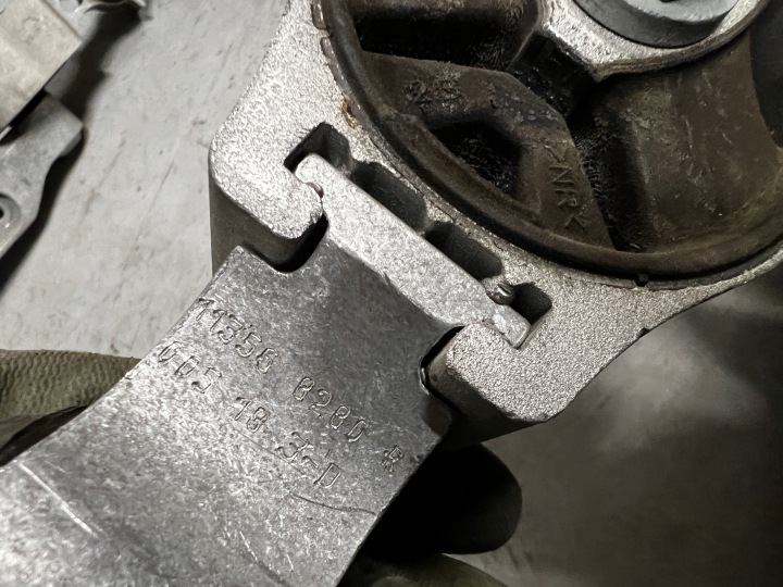 POIGNÉE FIXATION COUSSIN MOTEUR RENAULT MEGANE IV RS 1.8 TCE