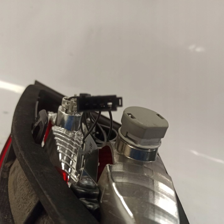 OPEL ASTRA J IV BERLINE PHARE GAUCHE ARRIÈRE DANS COUVERCLE DE COFFRE 25870193