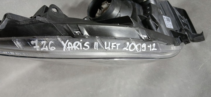 TOYOTA YARIS II 05-09 PHARE AVANT AVANT DROITE ORIGINAL