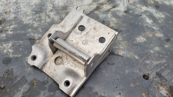 BMW F01 F02 F03 F04 F06 F06 F07 F10 F11 F12 F13 FIXATION RADIATEUR 7186513