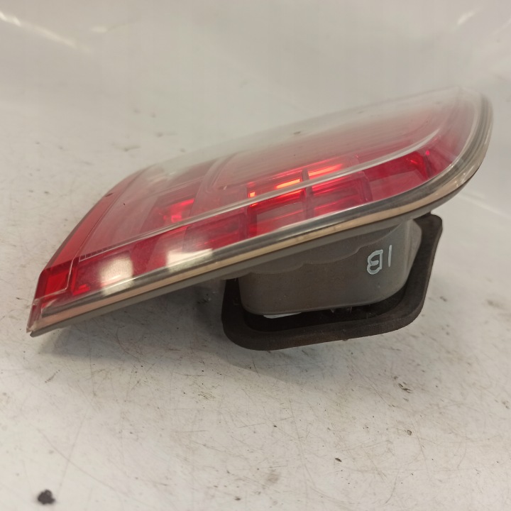 TOYOTA AVENSIS 3 T27 UNIVERSEL PHARE DROITE ARRIÈRE DANS COUVERCLE DE COFFRE 81580-05110 89032447A