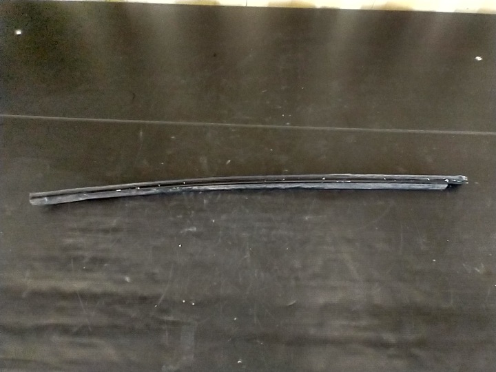 MERCEDES E-KLASA W211 MOULURE PARE-BRISE DROITE AVANT A2116901882
