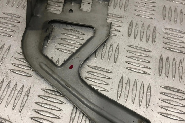 FIXATION AVANT DROIT GARDE-BOUE BMW 5 (F10) 424AA 2.0L DIESEL 135KW