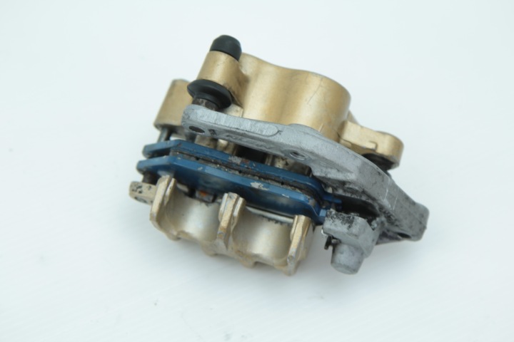 HONDA PC36 RADIO 600 HORNET 05-06 ÉTRIER DE FREIN DE FREIN DROIT AVANT