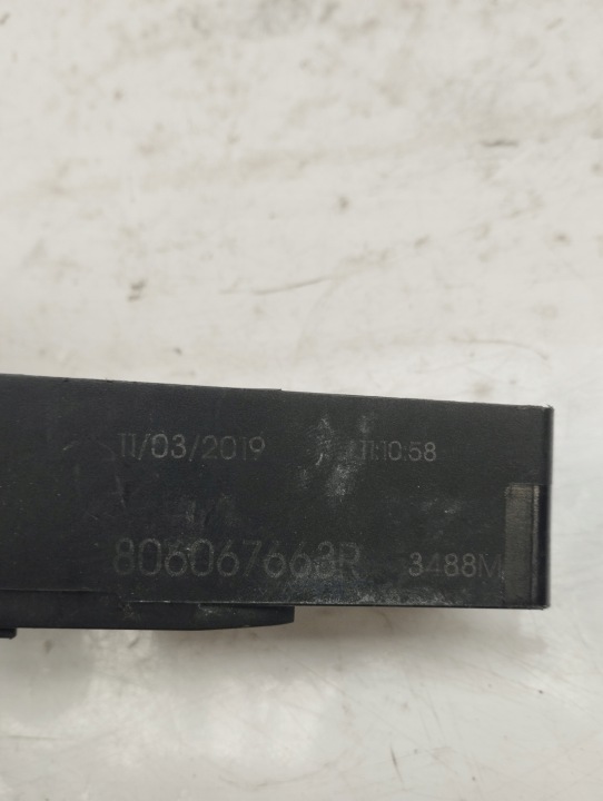 RENAULT MEGANE IV 4 FIXATION SUPPORT POIGNÉES AVANT DROIT 806067663R
