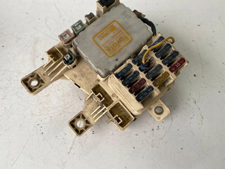 82641-20110 BOÎTE FUSIBLES TOYOTA CARINA II 2.0 90R