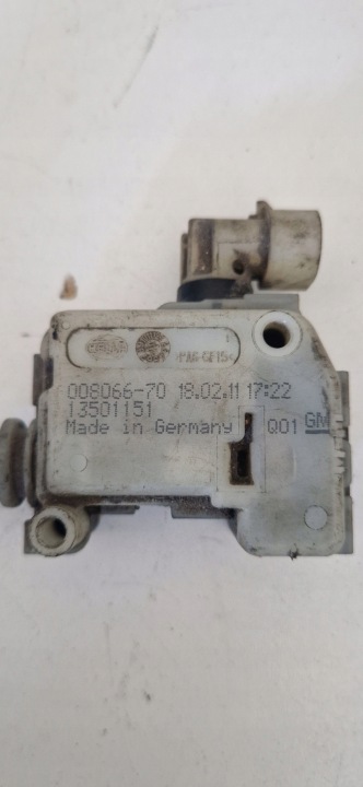 SERVOMOTEUR BOUCHONS CARBURANTS OE 13501151 OPEL VECTRA C SIGNUM