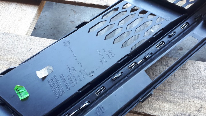 S4 B9 A4 8W GRILLE PARE-CHOCS GAUCHE AVANT 8W0807681H