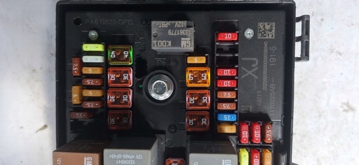 BOÎTE FUSIBLES OPEL ASTRA IV C11000139