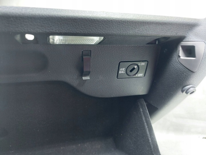 BOÎTE À GANTS PASSAGER VW GOLF PLUS 5M1857097K