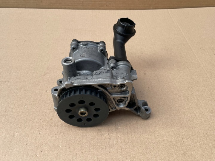 VW GOLF VII 1.6 TDI CLH POMPE HUILES 04L145208D