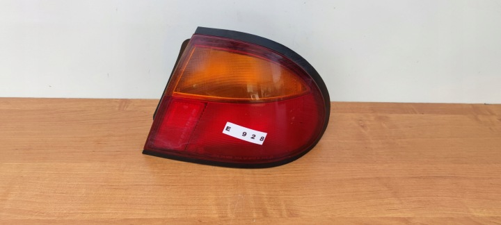 MAZDA 323 BERLINE DROITE PHARE ARRIÈRE BA KOITO ORIGINAL