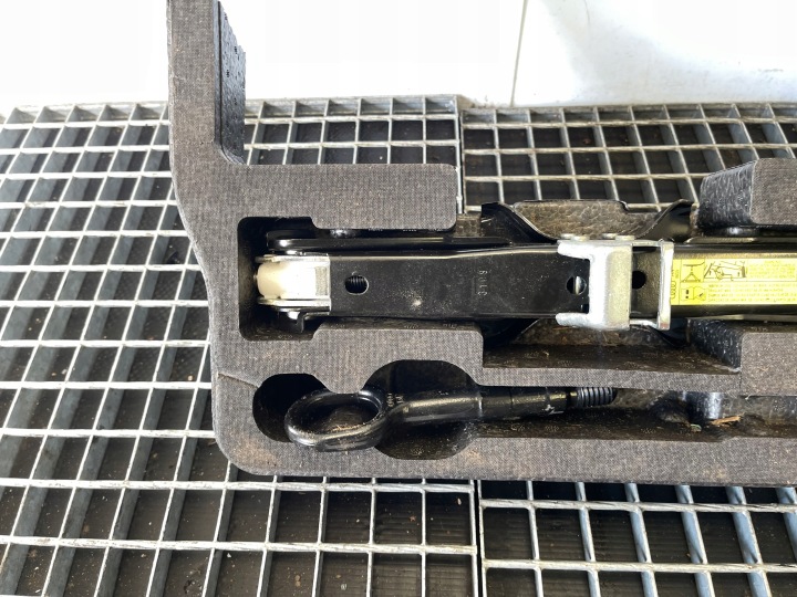 AUDI A4 B8 KIT ENSEMBLE OUTILS POLYSTYRÈNE CRIC CLÉS 8K0011031D