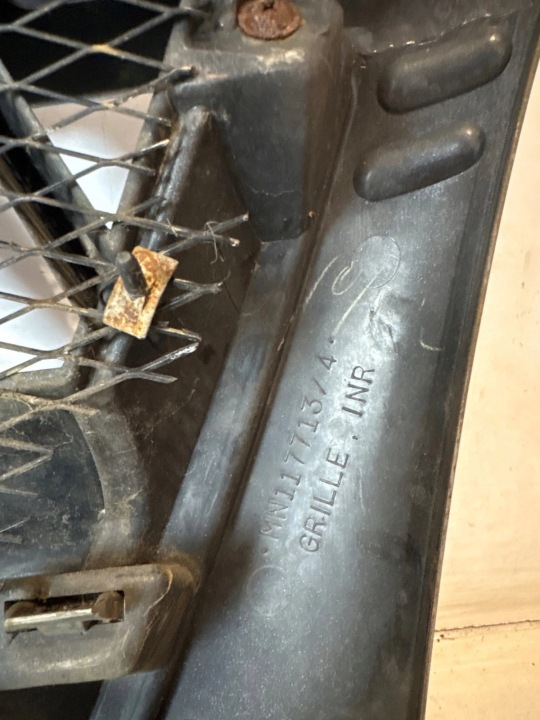 MITSUBISHI OE MN117713/4 GRILLE CALANDRE