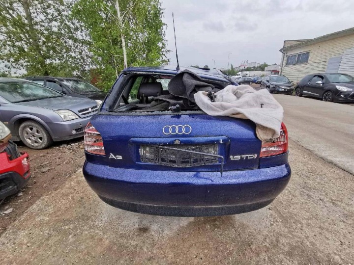 AUDI A3 CHARNIÈRE ARRIÈRE PORTES ARRIÈRE 2000 1.9L 4B0833411E