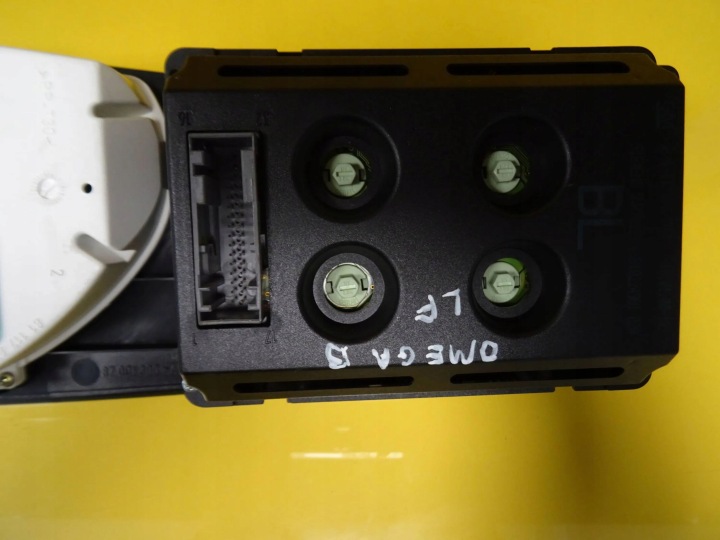 COMPTEUR VOLKSWAGEN OPEL OMEGA B RESTYLAGE 09228408AA NR77