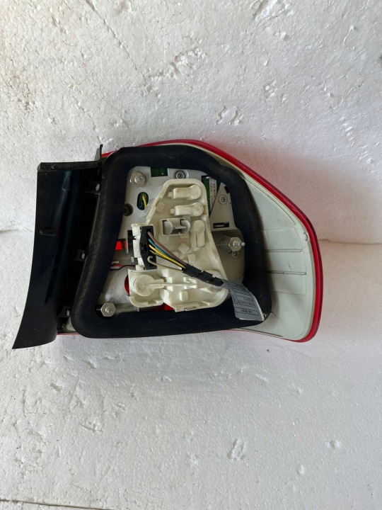 BMW 3 E90 BERLINE LIFT PHARE ARRIÈRE GAUCHE DANS AILE