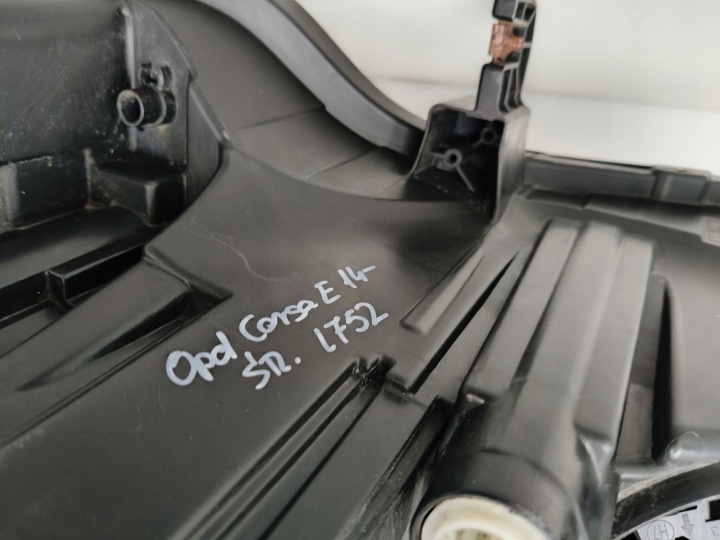 PHARE DROITE OPEL CORSA E 14-