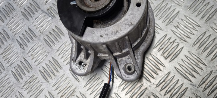 MERCEDES W222 COUSSIN MOTEUR A2222407517