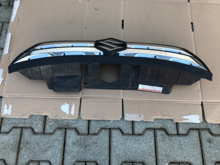 SUZUKI VITARA III 15- GRILLE CALANDRE EMBLÈME SOUS RADAR ORIGINAL 72121-54P0