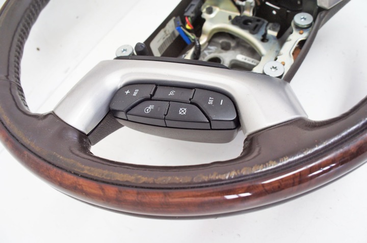 TU258 CADILLAC ESCALADE III VOLANT MULTIFONCTION