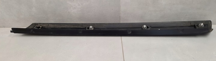 MOULURE PROTECTION CHÂSSIS MONTANTS A GAUCHE RANGE ROVER III L322