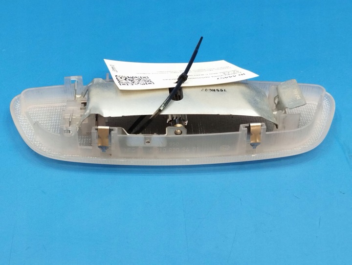 AMPOULE PLAFONNIERS ARRIÈRE MERCEDES-BENZ C W203 2108203401