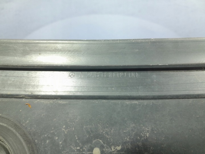 MERCEDES B W246 DOUBLURE DE PASSAGE DE ROUE SUPÉRIEUR ENSEMBLE A2468300900