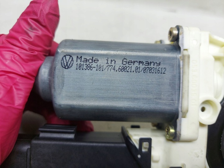 PETIT MOTEUR VITRES DROIT AVANT 1J1959802D VW GOLF IV