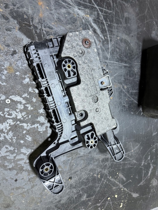 SKODA YETI LIFT 5L 2.0 TDI SUPPORT BATTERIE PROTECTION CHÂSSIS INSONORISATION