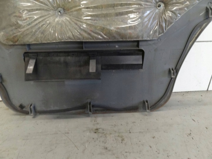 VW T4 TRANSPORTER 1995 BRODERIE GARNITURE PORTES DROIT AVANT 701837020A
