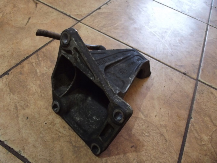 BMW E46 2.0D 99' BERLINE POIGNÉE MOTEUR 1095084