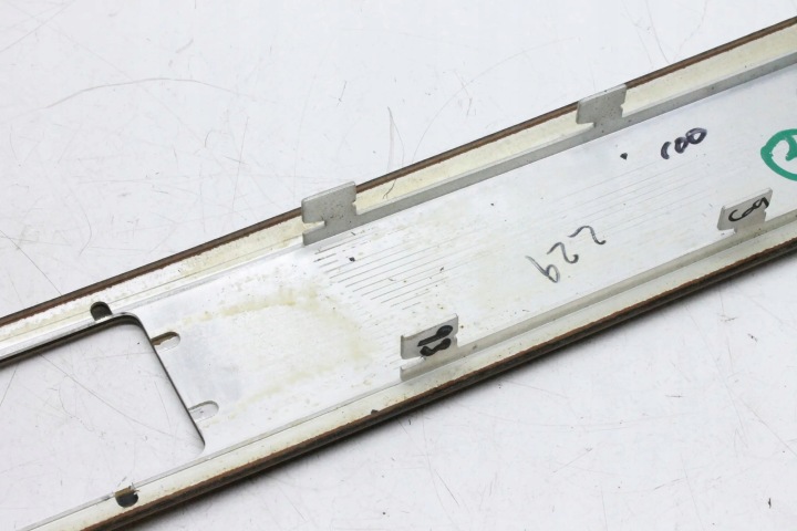 MOULURE DÉCORATIVE FLANC ARRIÈRE DROITS PORTES LAND ROVER