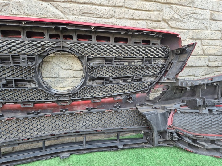 PARE-CHOCS AVANT MERCEDES 213 AVANGARDE