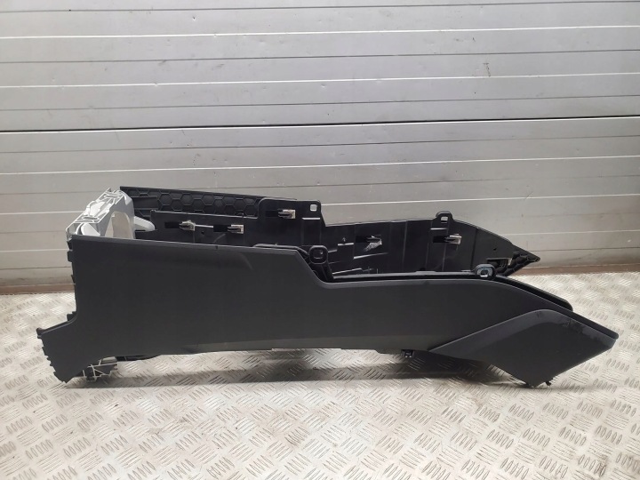 AUDI Q8 2021 TUNNEL CENTRAL