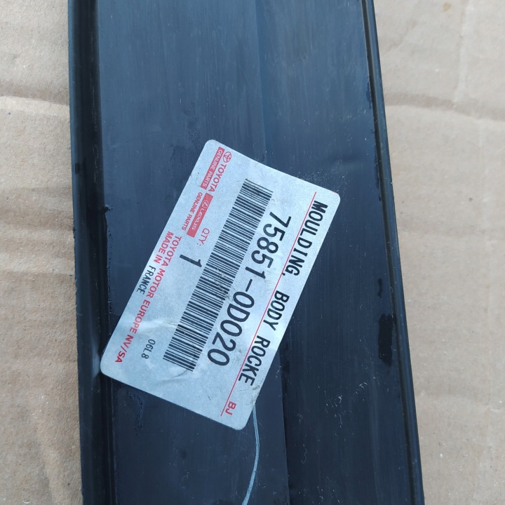MOULURE SEUIL GAUCHE TOYOTA YARIS III 11-