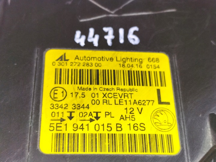 PHARE AVANT PROJECTEUR GAUCHE SKODA OCTAVIA III 13-17 XÉNON