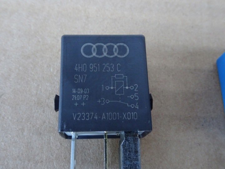 AUDI A1 8X 1.6 TDI BOÎTE FUSIBLES 8X0937124 8X0124002