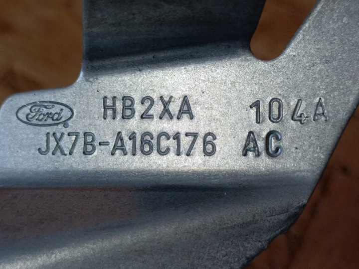 FORD FOCUS 18- GLISSIÈRE FIXATION GARDE-BOUE DROIT AVANT JX7B-A16C176-AC