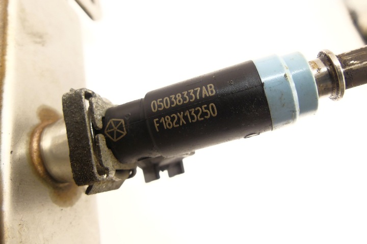 GRAND CHEROKEE 6.4 SRT MOULURE INJECTION INJECTEUR