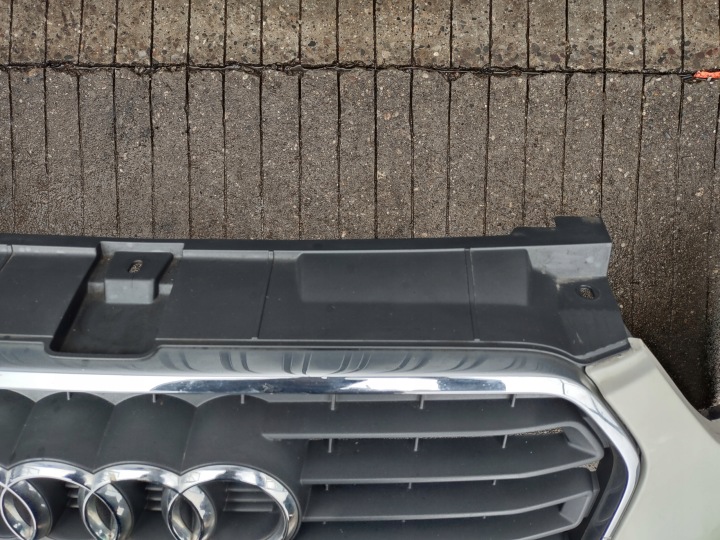 PARE-CHOCS AVANT GRILLE GRILLES AUDI A1 8X 2010-2014R. BLANC ORIGINAL