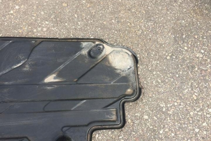 ARRIÈRE CENTRALE PROTECTION CHÂSSIS MERCEDES-BENZ C (W204) A2046100708 2.2L