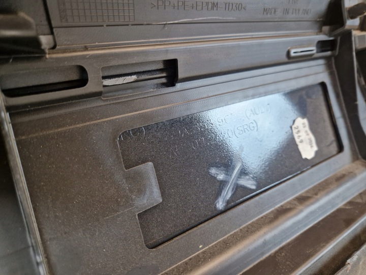 AUDI E TRON Q4 MOULURE PORTES AVANT DROITS AVANT 89A853960
