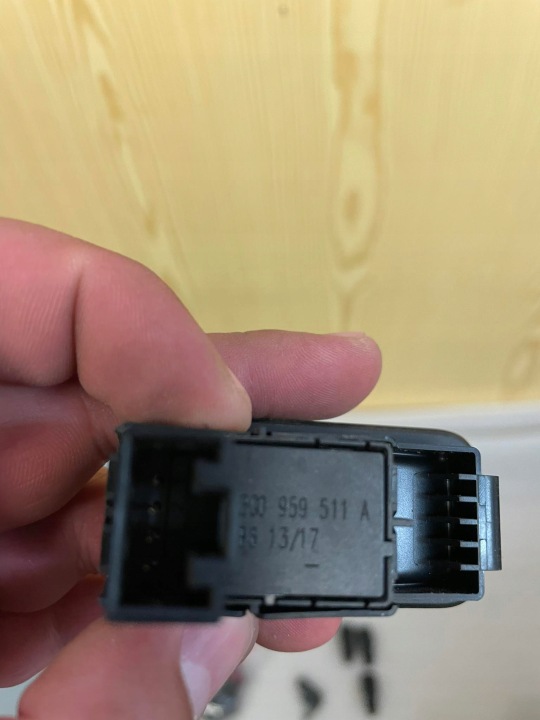 VW PASSAT B8 BOUTON CROCHET 5G0868345 3G0959511A