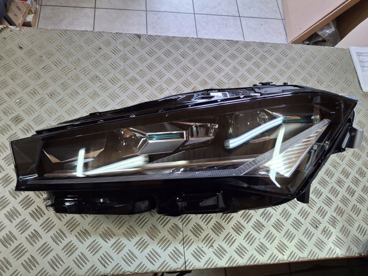 PHARE DROITE OU GAUCHE AVANT COMPLET LED SKODA SUPERB IV 2023R-