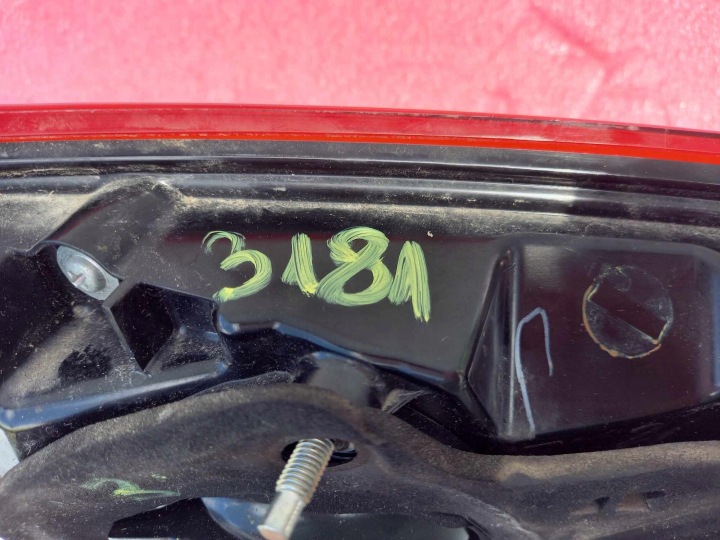 NISSAN QASHQAI II LIFT 17- PHARE DROITE ARRIÈRE ARRIÈRE DANS COUVERCLE DE COFFRE 3181