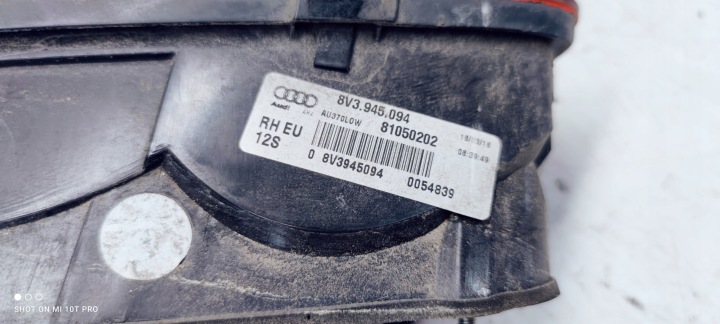 PHARE DROIT ARRIÈRE DANS COUVERCLE DE COFFRE AUDI A3 8V 3D 8V3945094