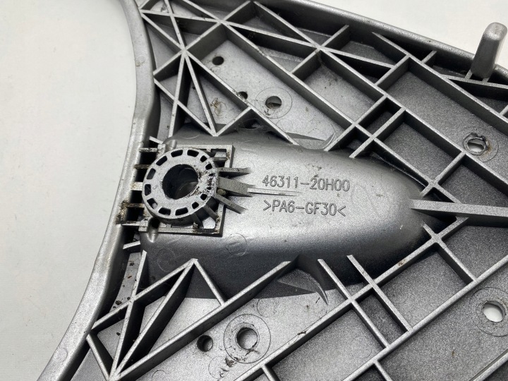 SUZUKI SIXTEEN UX125 POIGNÉES PASSAGER CHÂSSIS SOUS COFFRE FIXATION